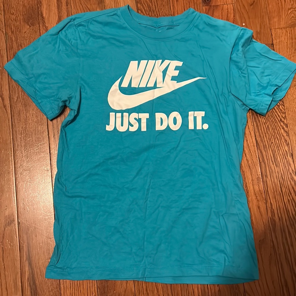 Men’s baby blue Nike shirt small